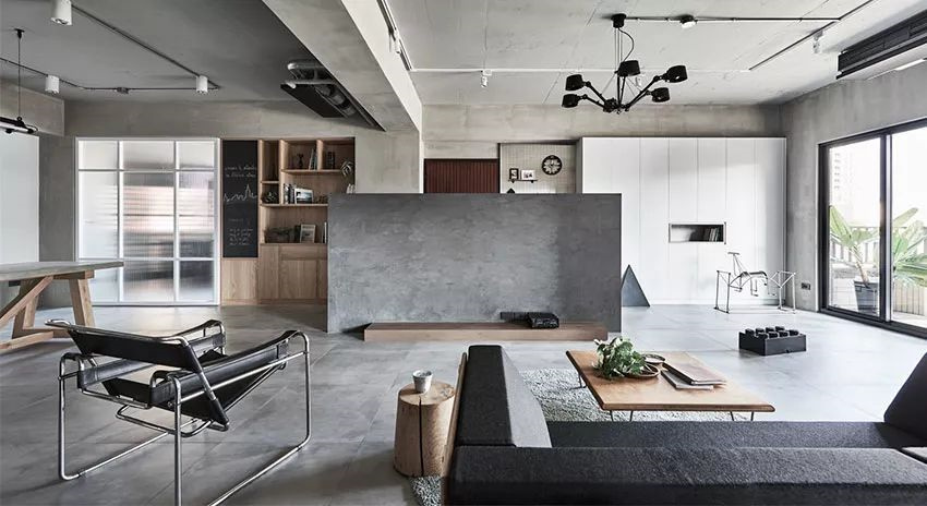 以工業(yè)風(fēng)的微水泥作為貫穿室內(nèi)的線索，卻不乏溫暖與活力