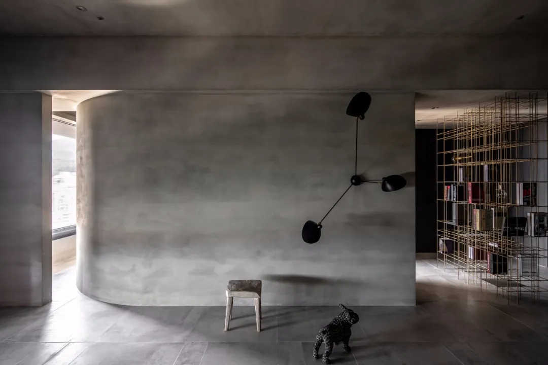 以工業(yè)風(fēng)的微水泥作為貫穿室內(nèi)的線索，卻不乏溫暖與活力